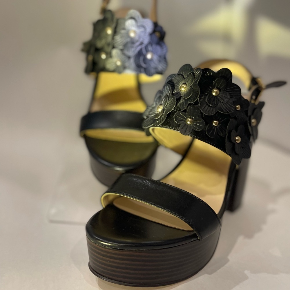 Nine West Floral clog size 8.